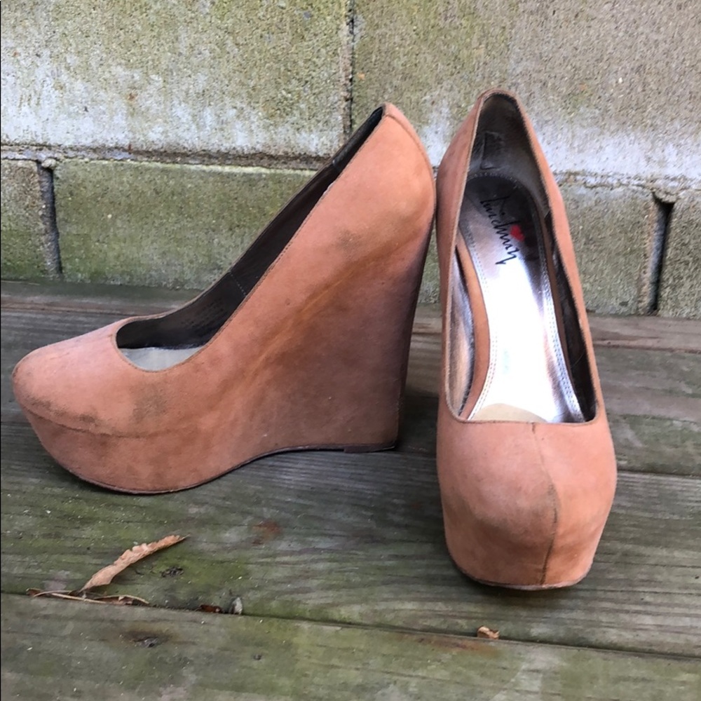 Luichiny faux suede wedge